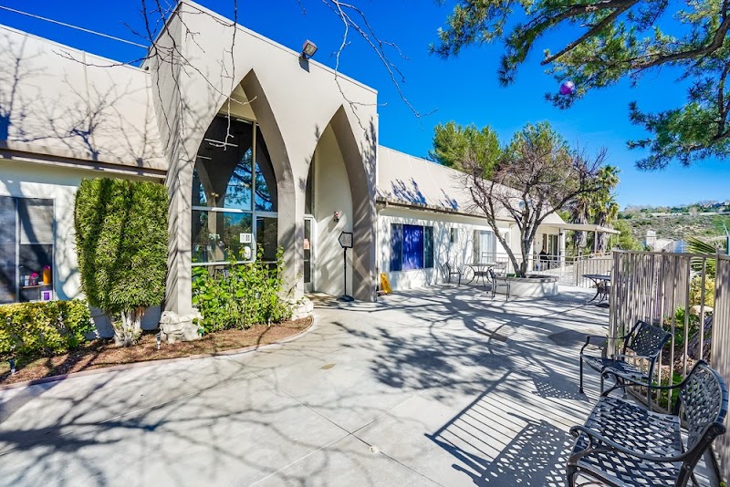 SANTA CLARITA POST-ACUTE CARE CENTER nursing home in NEWHALL, CA - Photo 2 of 5