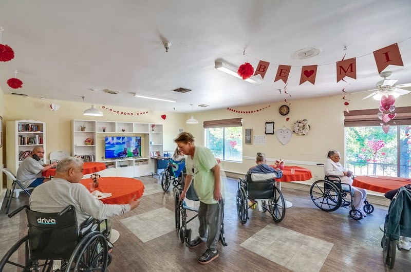 SANTA CLARITA POST-ACUTE CARE CENTER nursing home in NEWHALL, CA - Photo 3 of 5