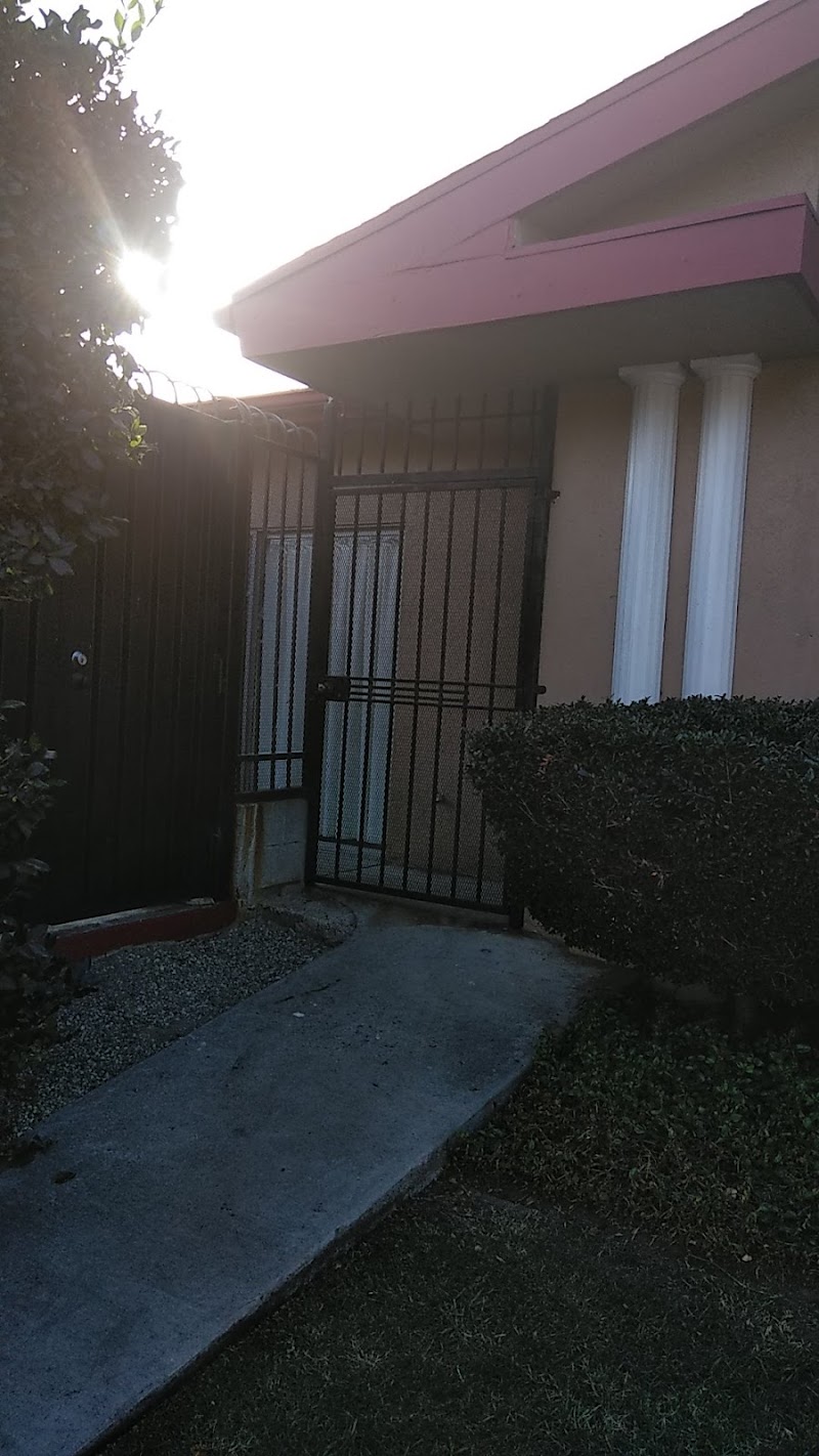 COLONIAL CARE CENTER nursing home in LONG BEACH, CA - Photo 4 of 5