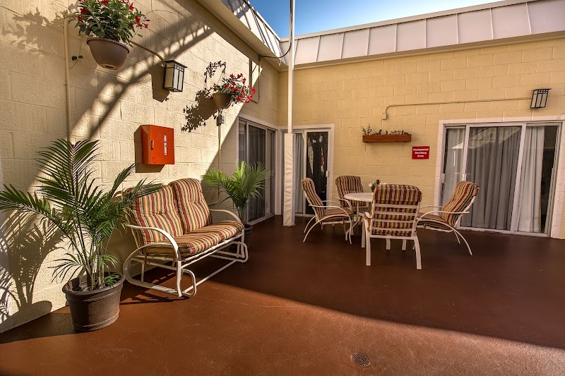 WINDSOR GARDENS CONVALESCENT HOSPITAL nursing home in LOS ANGELES, CA - Photo 4 of 5