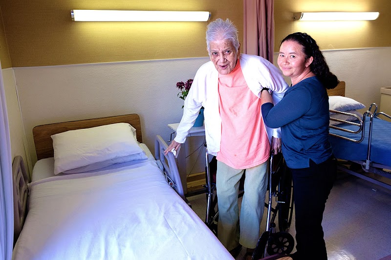 BURLINGTON CONVALESCENT HOSPITAL nursing home in LOS ANGELES, CA - Photo 3 of 10