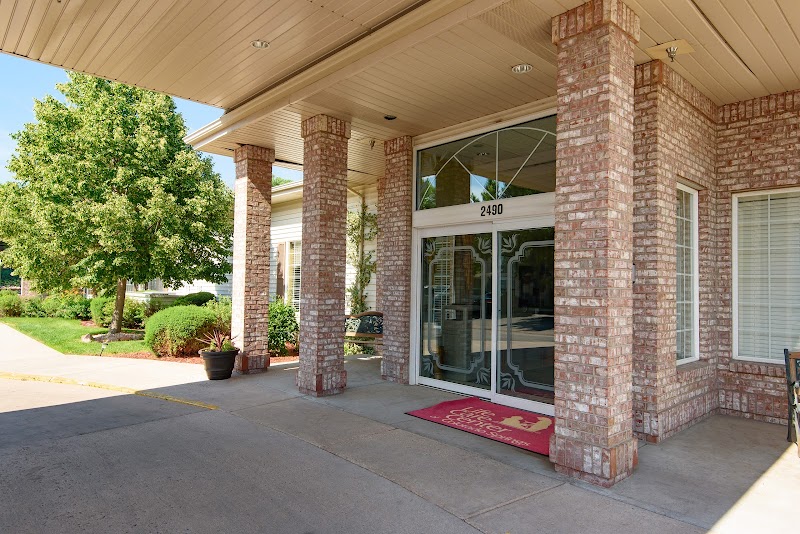 LIFE CARE CENTER OF COLORADO SPRINGS nursing home in COLORADO SPRINGS, CO - Photo 2 of 10