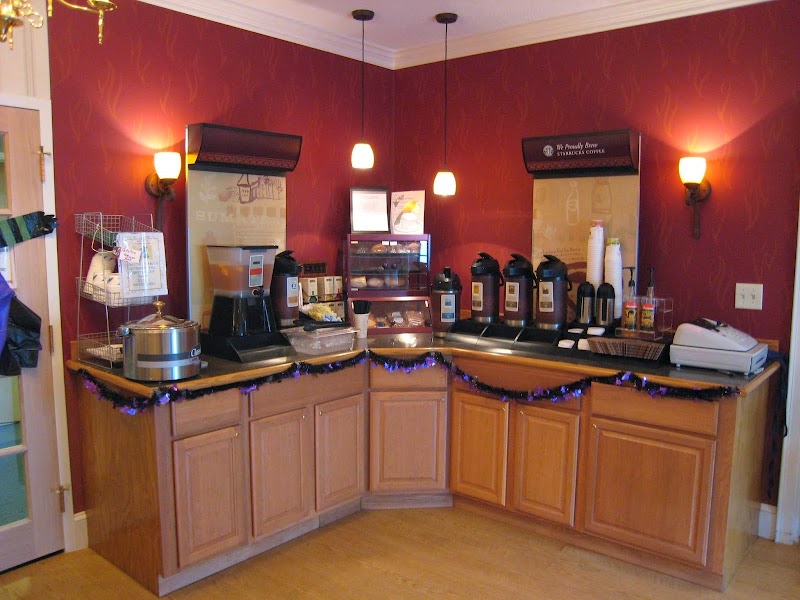 LORD CHAMBERLAIN MANOR nursing home in STRATFORD, CT - Photo 3 of 7