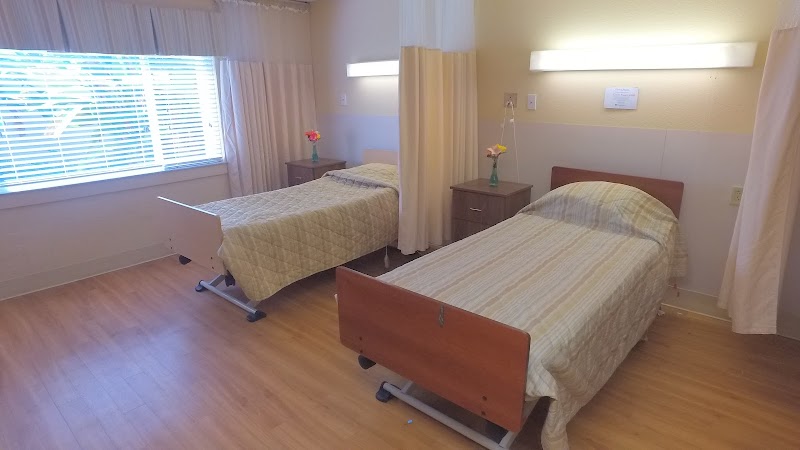 WHISPERING OAKS nursing home in TAMPA, FL - Photo 4 of 5