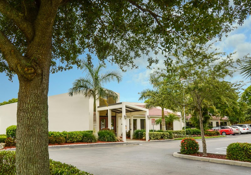 WOODSIDE HEALTH AND REHABILITATION CENTER nursing home in NAPLES, FL - Photo 2 of 5