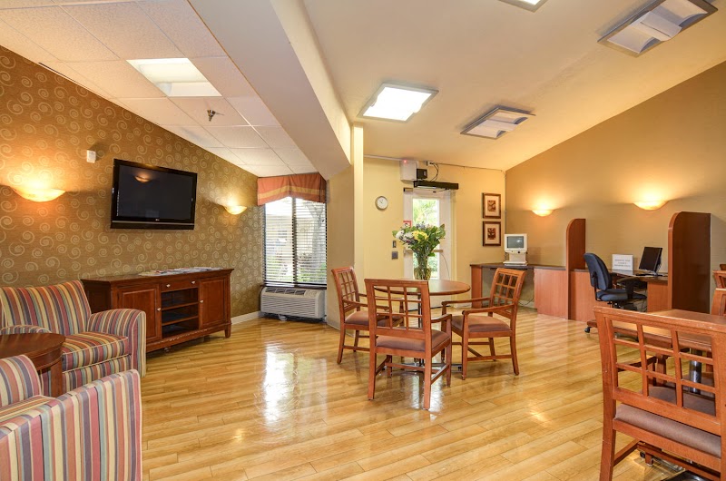 WOODSIDE HEALTH AND REHABILITATION CENTER nursing home in NAPLES, FL - Photo 4 of 5