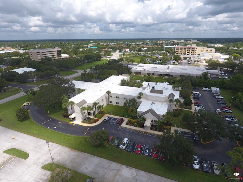 PALM GARDEN OF PORT SAINT LUCIE nursing home in PORT SAINT LUCIE, FL - Photo 2 of 10