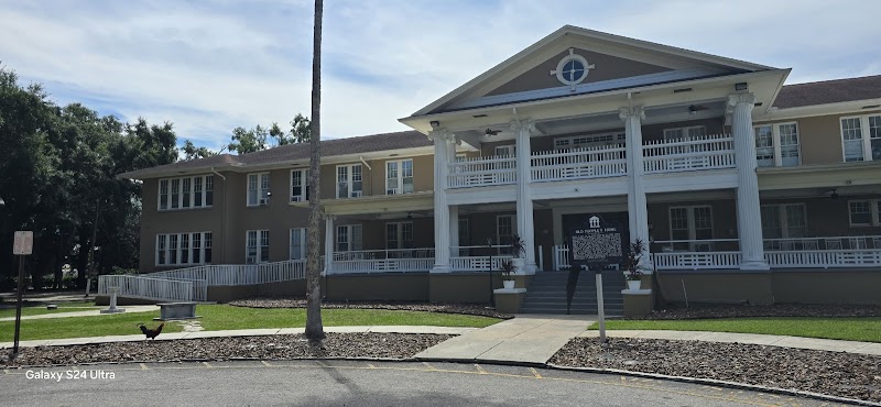 ELON MANOR NURSING AND REHABILITATION CENTER nursing home in TAMPA, FL - Photo 2 of 2