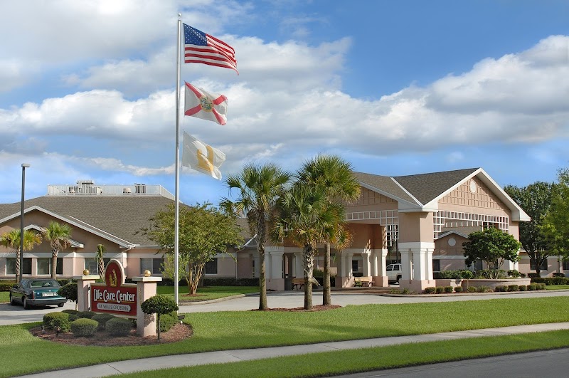 LIFE CARE CENTER AT WELLS CROSSING nursing home in ORANGE PARK, FL - Photo 2 of 10