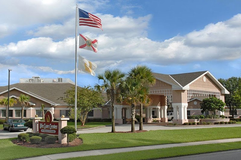 LIFE CARE CENTER AT WELLS CROSSING nursing home in ORANGE PARK, FL - Photo 4 of 10