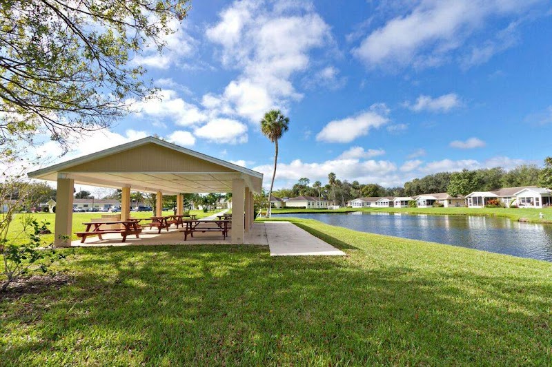 HIDDEN LAKES SENIOR LIVING COMMUNITY nursing home in VERO BEACH, FL - Photo 2 of 10
