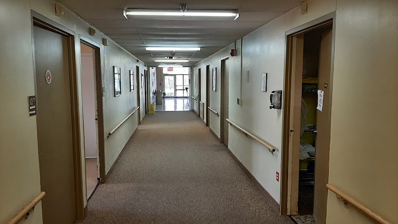 AVENUES AT ROYAL OAK nursing home in KEWANEE, IL - Photo 3 of 5