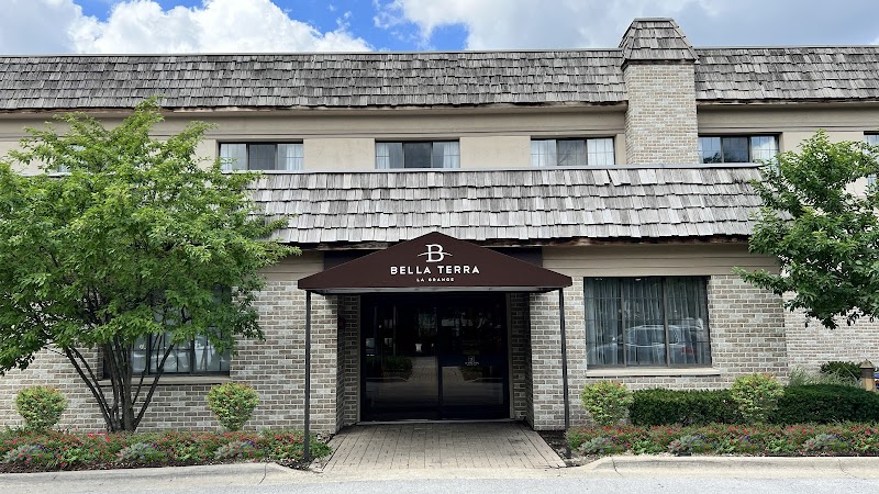 BELLA TERRA LAGRANGE nursing home in LA GRANGE, IL - Photo 4 of 5