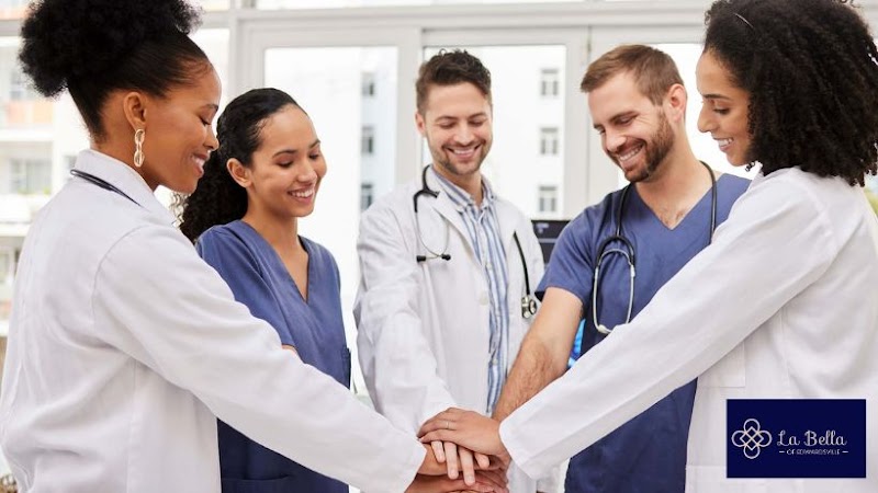 LA BELLA OF EDWARDSVILLE nursing home in EDWARDSVILLE, IL - Photo 2 of 4