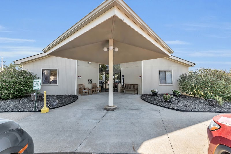 PINNACLE PARK NURSING & REHAB CENTER nursing home in SALINA, KS - Photo 4 of 10