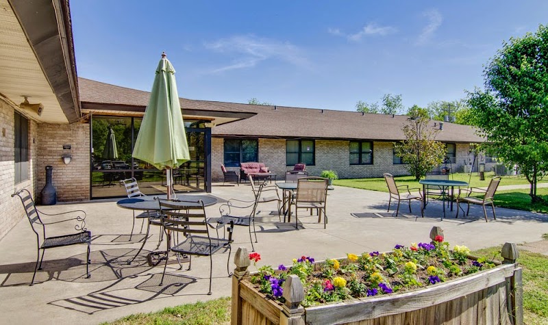 QUAKER HILL MANOR nursing home in BAXTER SPRINGS, KS - Photo 2 of 10