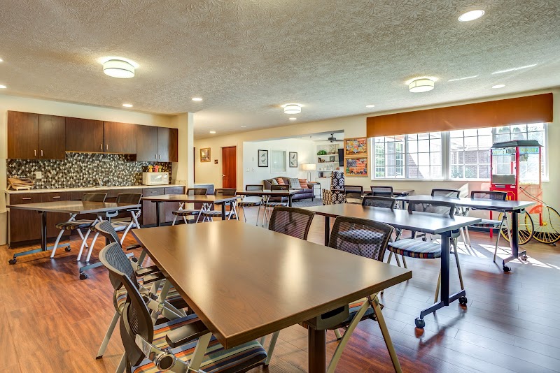 Glen Ridge Health Campus nursing home in Louisville, KY - Photo 3 of 10