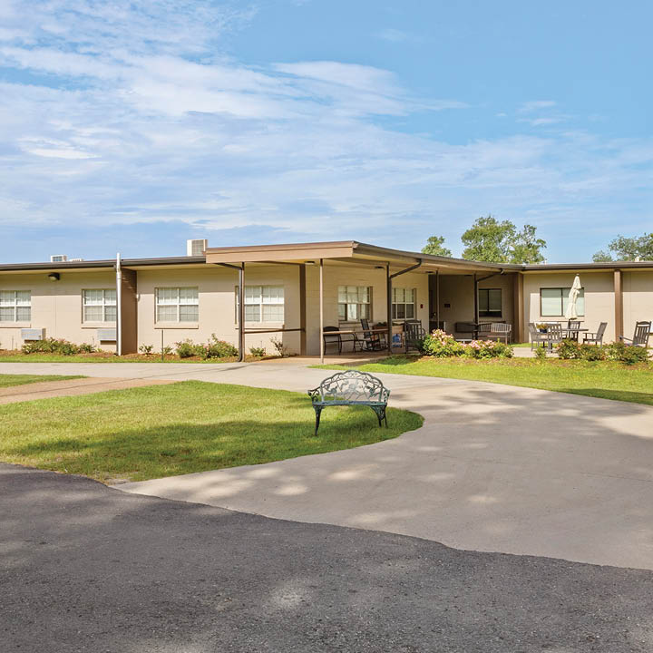 Holly Hill House nursing home in Sulphur, LA - Photo 2 of 5