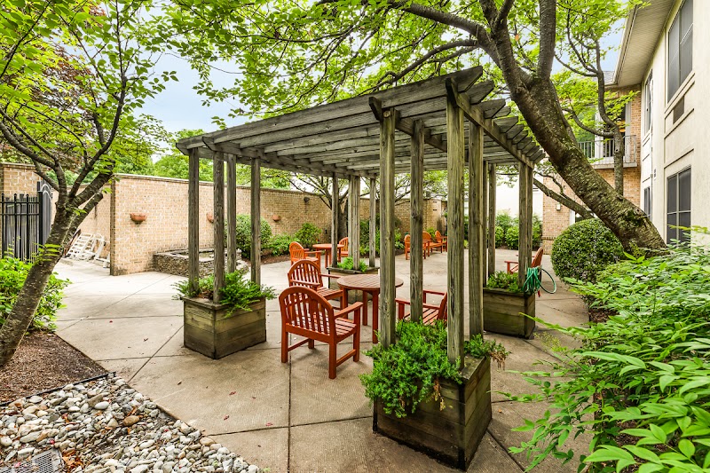 AUTUMN LAKE HEALTHCARE AT OAK MANOR nursing home in BURTONSVILLE, MD - Photo 2 of 5