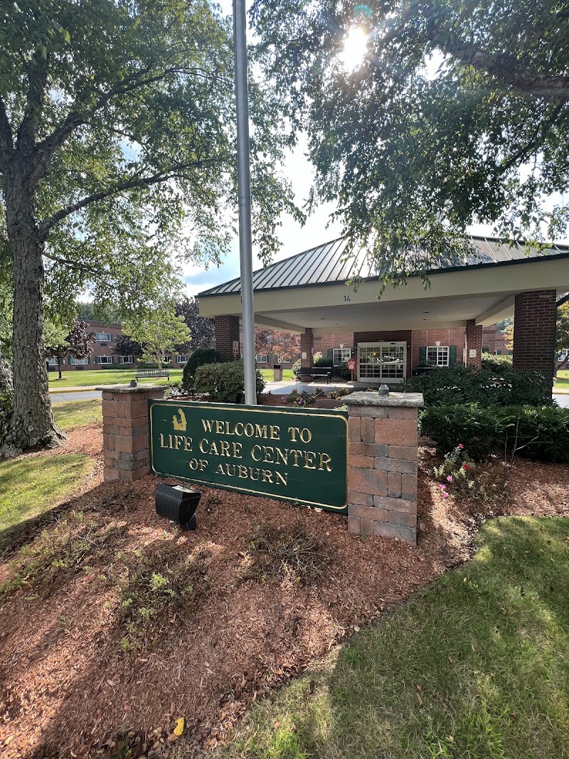 LIFE CARE CENTER OF AUBURN nursing home in AUBURN, MA - Photo 3 of 5