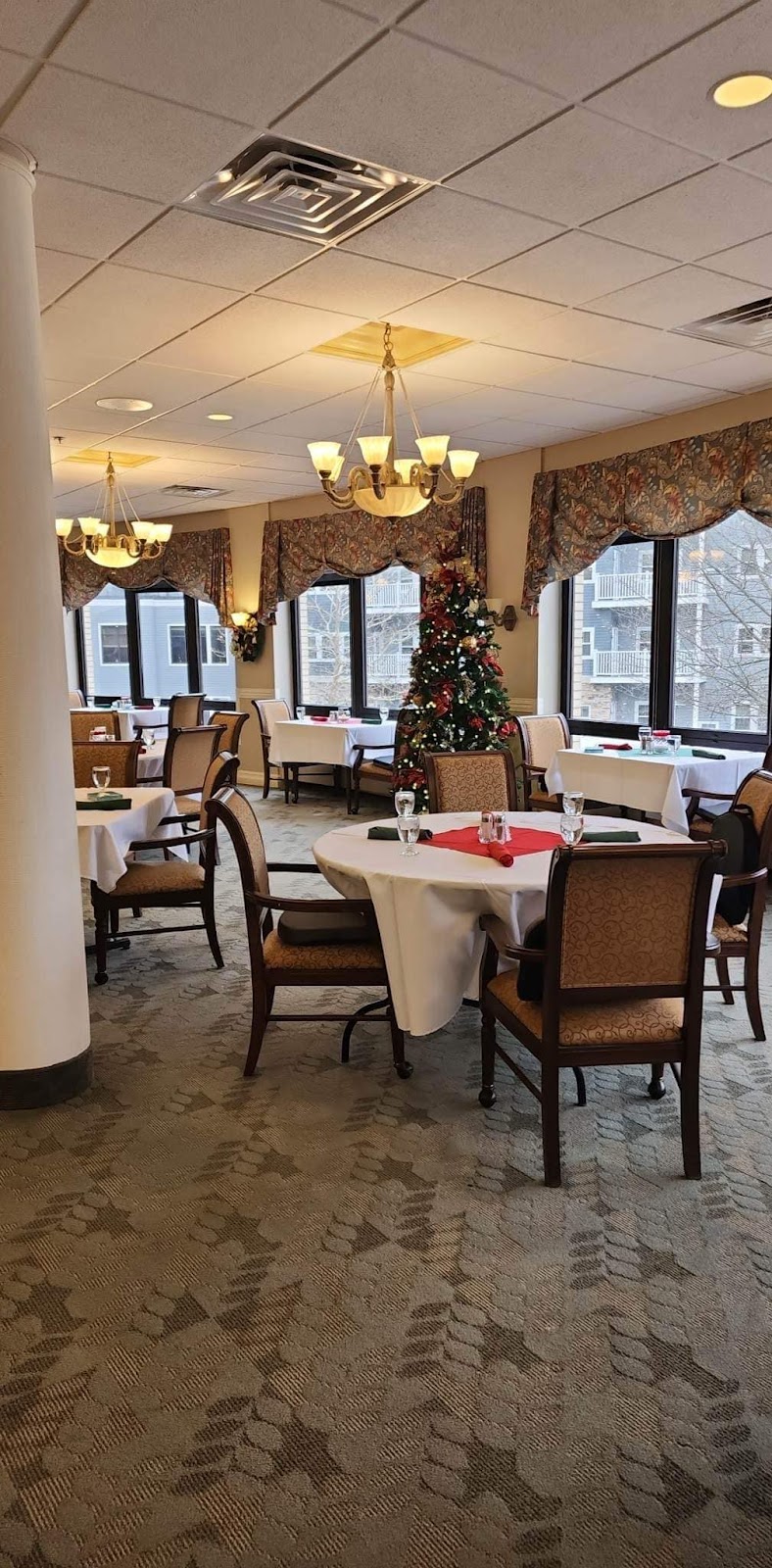 Burcham Hills Retirement Center nursing home in East Lansing, MI - Photo 4 of 5