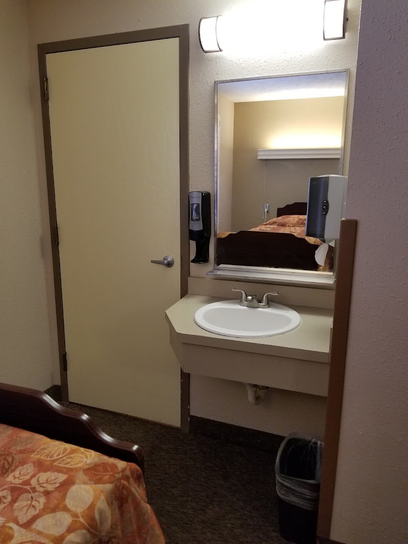 LEWIS & CLARK GARDENS nursing home in SAINT CHARLES, MO - Photo 3 of 5