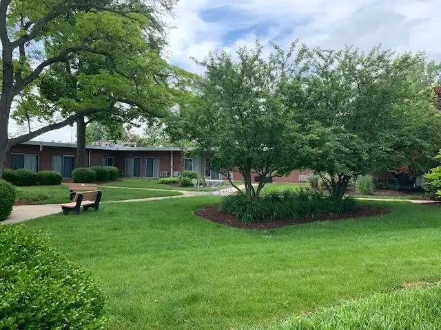 DELMAR GARDENS OF CREVE COEUR nursing home in CREVE COEUR, MO - Photo 4 of 8