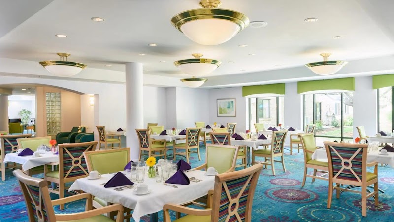 DELMAR GARDENS OF MERAMEC VALLEY nursing home in FENTON, MO - Photo 2 of 10