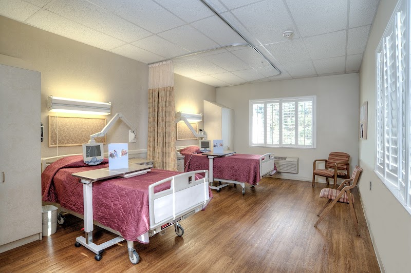 Uptown Rehabilitation Center nursing home in Albuquerque, NM - Photo 3 of 5