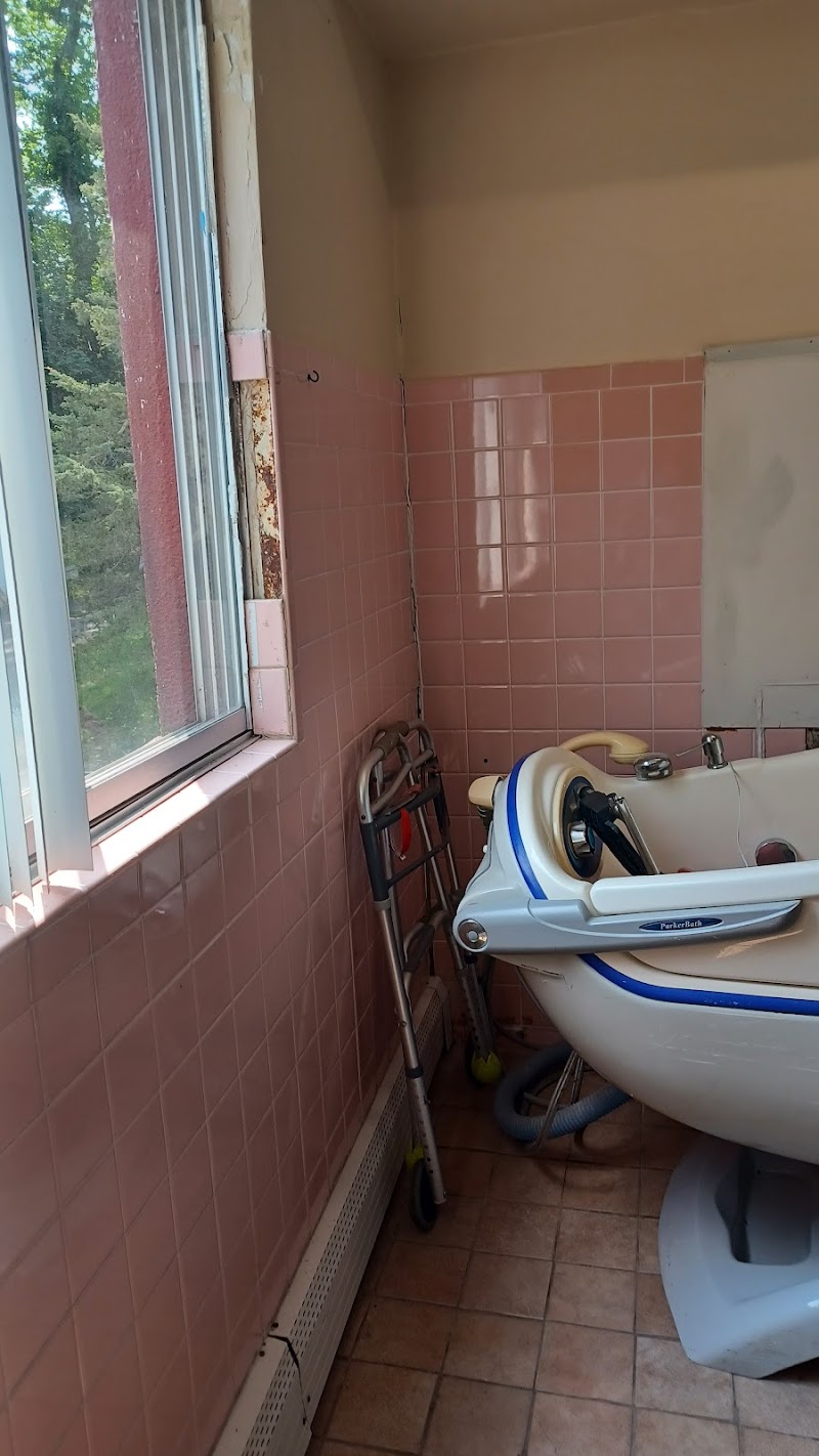 PINE FOREST CARE CENTER FOR REHAB & HEALTHCARE nursing home in HUNTINGTON, NY - Photo 3 of 5