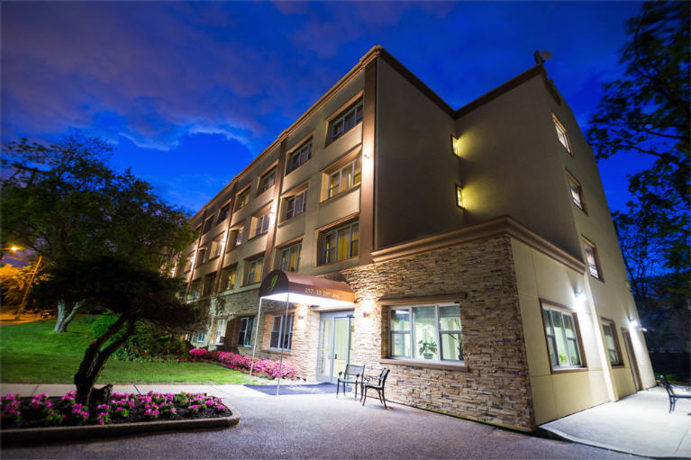 THE GRAND REHABILITATION AND NURSING AT QUEENS nursing home in WHITESTONE, NY - Photo 2 of 9