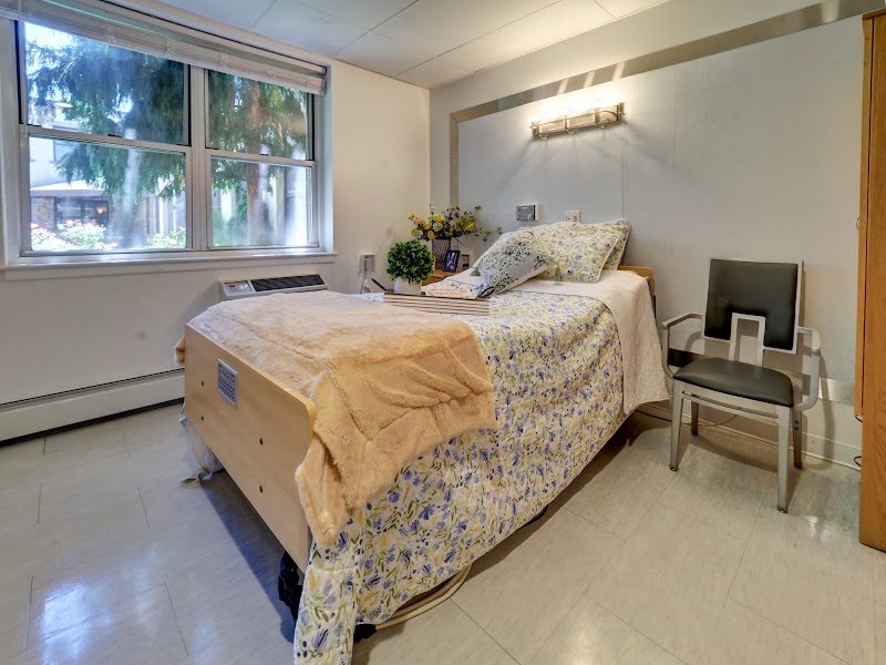 GLEN COVE CENTER FOR NURSING AND REHABILITATION nursing home in GLEN COVE, NY - Photo 4 of 10