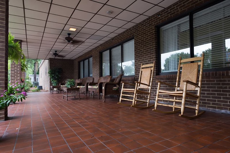 White Oak Manor - Burlington nursing home in Burlington, NC - Photo 2 of 4