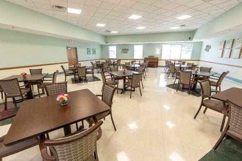 AUTUMN HILLS CARE CENTER nursing home in NILES, OH - Photo 3 of 5