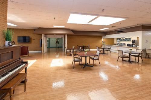 VISTA CENTER AT THE RIDGE nursing home in MINERAL RIDGE, OH - Photo 5 of 5