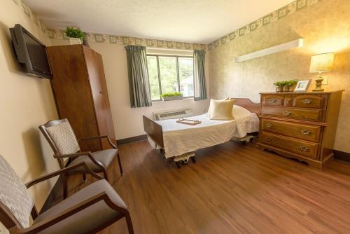 CRESTWOOD RIDGE SKILLED NURSING AND REHAB nursing home in HILLSBORO, OH - Photo 4 of 5