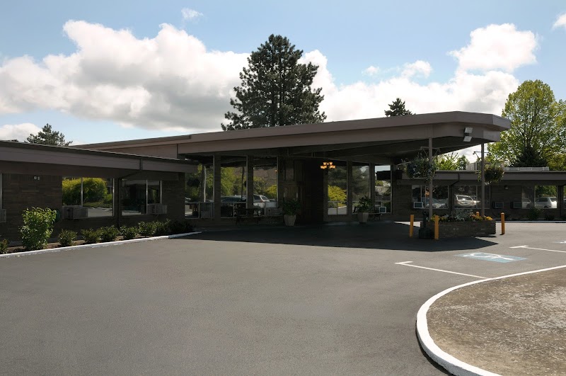 LIFE CARE CENTER OF MCMINNVILLE nursing home in MCMINNVILLE, OR - Photo 2 of 10
