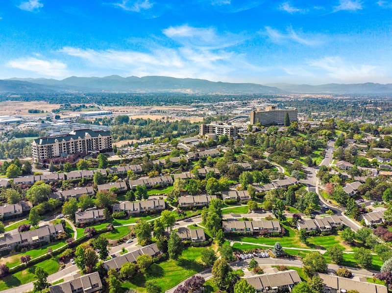 ROGUE VALLEY MANOR nursing home in MEDFORD, OR - Photo 2 of 10