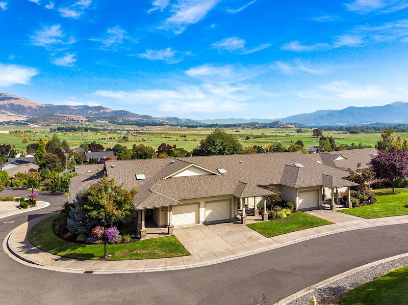 ROGUE VALLEY MANOR nursing home in MEDFORD, OR - Photo 4 of 10