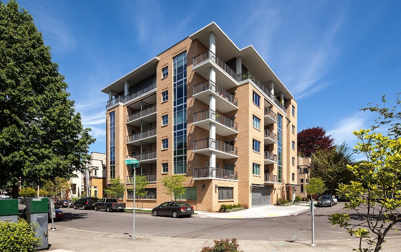 HOLLADAY PARK PLAZA nursing home in PORTLAND, OR - Photo 2 of 10