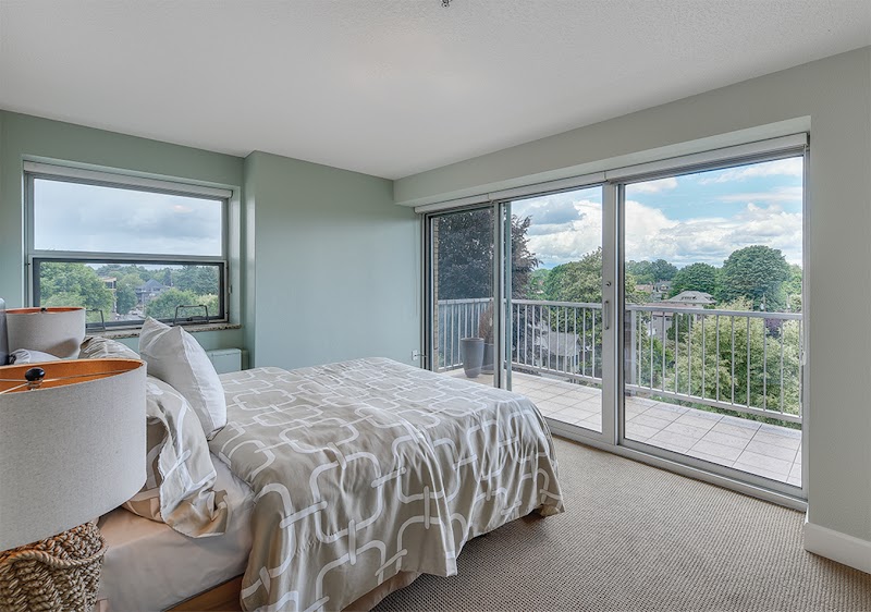 HOLLADAY PARK PLAZA nursing home in PORTLAND, OR - Photo 3 of 10