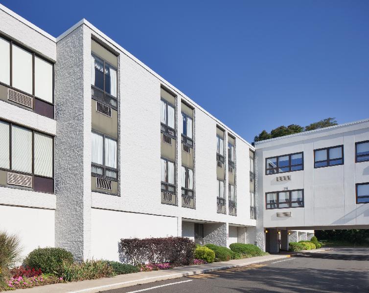 HOPKINS CENTER nursing home in WYNCOTE, PA - Photo 2 of 5