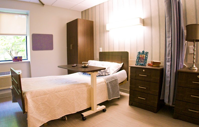 MAJESTIC OAKS REHABILITATION AND NURSING CENTER nursing home in WARMINSTER, PA - Photo 2 of 5