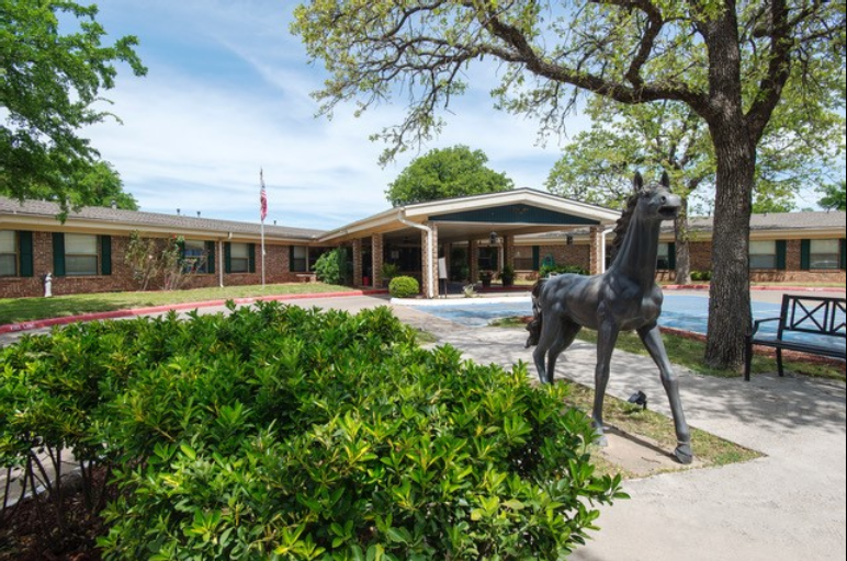 GRAHAM OAKS CARE CENTER nursing home in GRAHAM, TX - Photo 2 of 5