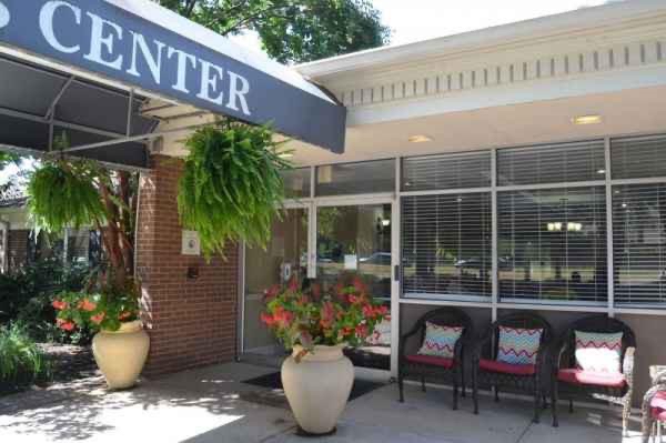 AUGUST HEALTHCARE AT LEEWOOD nursing home in ANNANDALE, VA - Photo 2 of 5