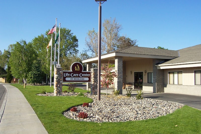 LIFE CARE CENTER OF RICHLAND nursing home in RICHLAND, WA - Photo 2 of 5