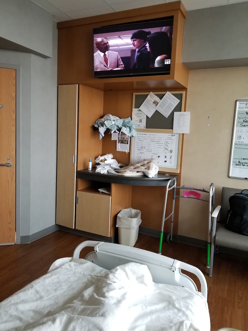 MEDICAL SUITES AT OAK CREEK (THE) nursing home in OAK CREEK, WI - Photo 4 of 5