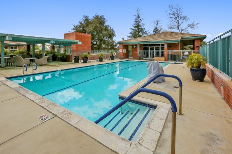 ROYAL OAKS MANOR-BRADBURY OAKS nursing home in DUARTE, CA - Photo 2 of 5