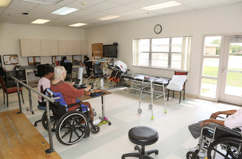 Heritage Gardens Rehabilitation and Healthcare nursing home in Carrollton, TX - Photo 3 of 5