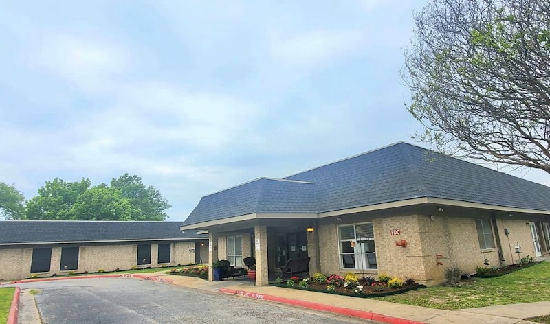 SEVEN OAKS NURSING & REHABILITATION nursing home in BONHAM, TX - Photo 2 of 10